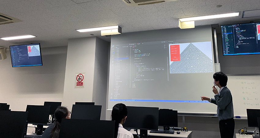 東3号館1階の演習室で総合課題の発表を行う筆者